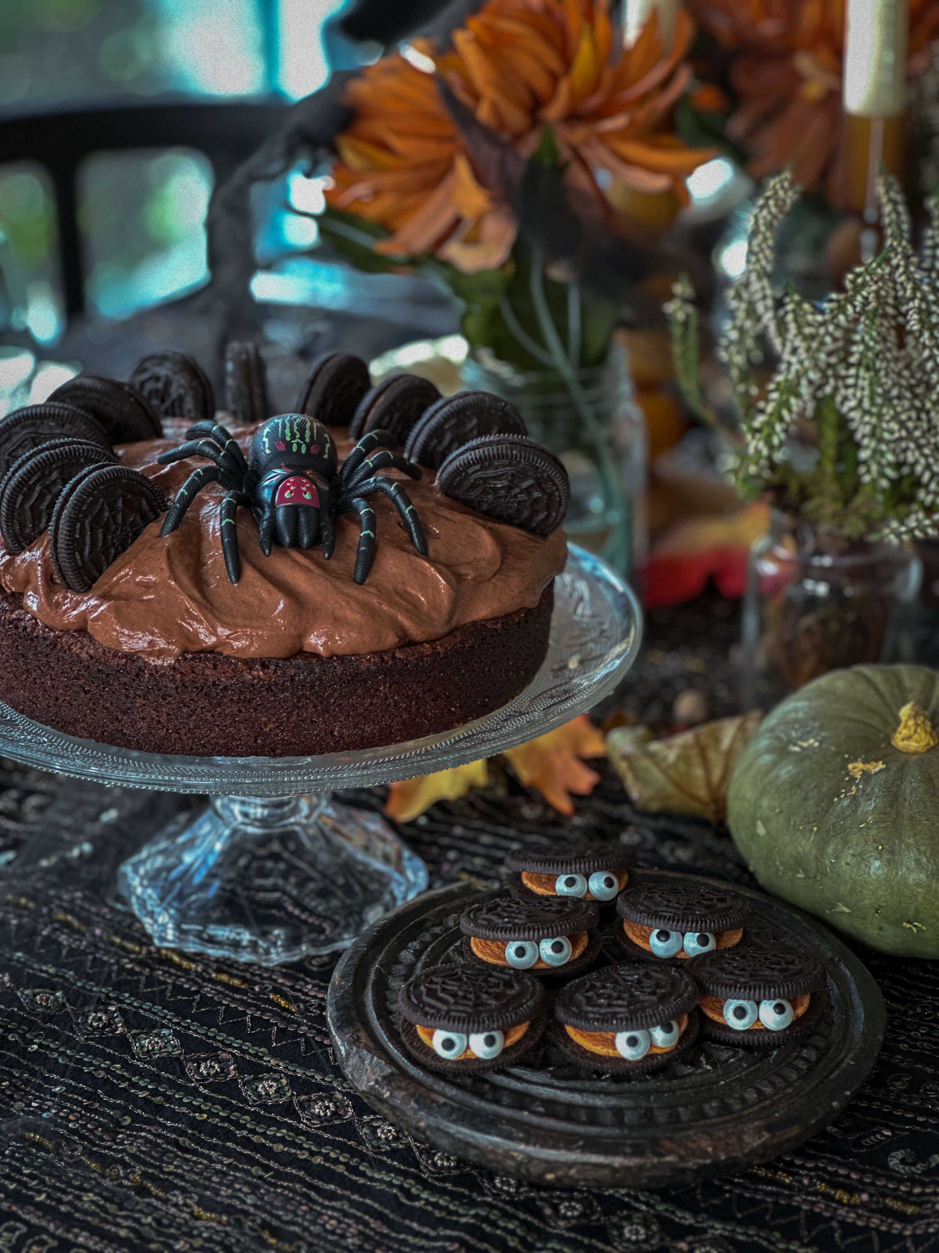 Hygge med ABChus - her får du oppskriften på en skummelt god sjokoladekake. Halloween-tema